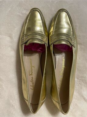 Women’s Salvatore Ferragamo gold leather flats size 5M
